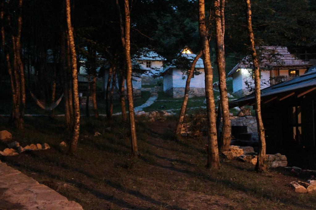 Hotel Camp Divlja Rijeka Hum Esterno foto